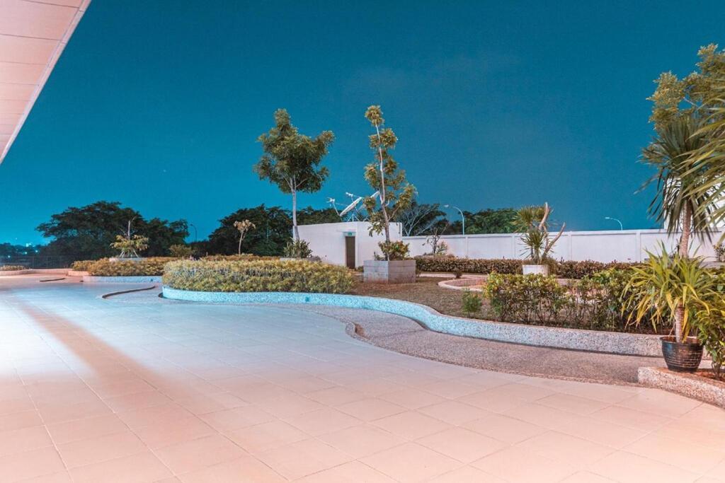 Azalea Suites Cikarang By Jayakarta Group Екстериор снимка